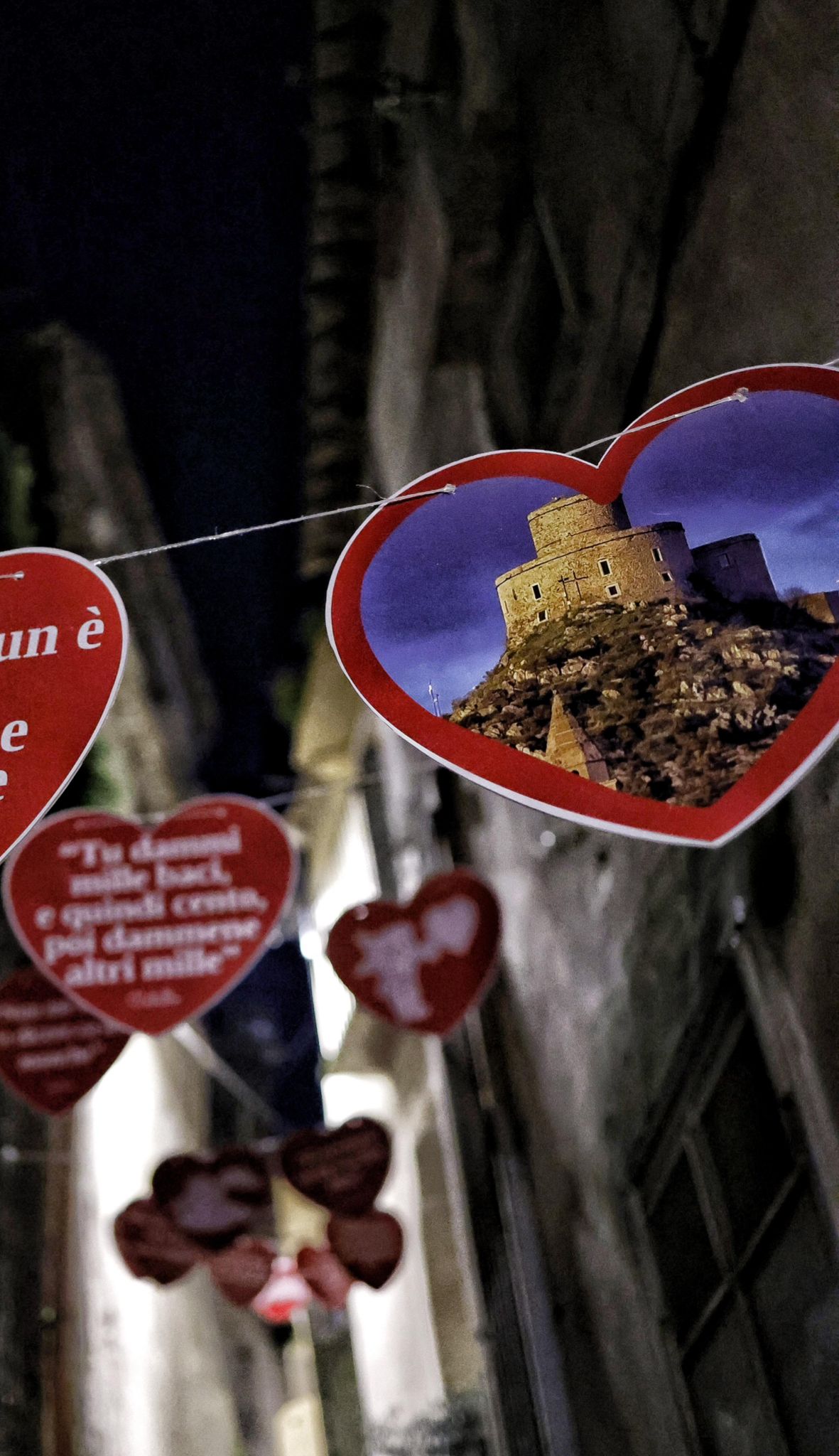 Cuori e decorazioni nel Vicolo degli Innamorati